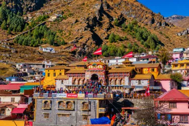 Badrinath Temple in Uttarakhand surrounded by Himalayan mountains